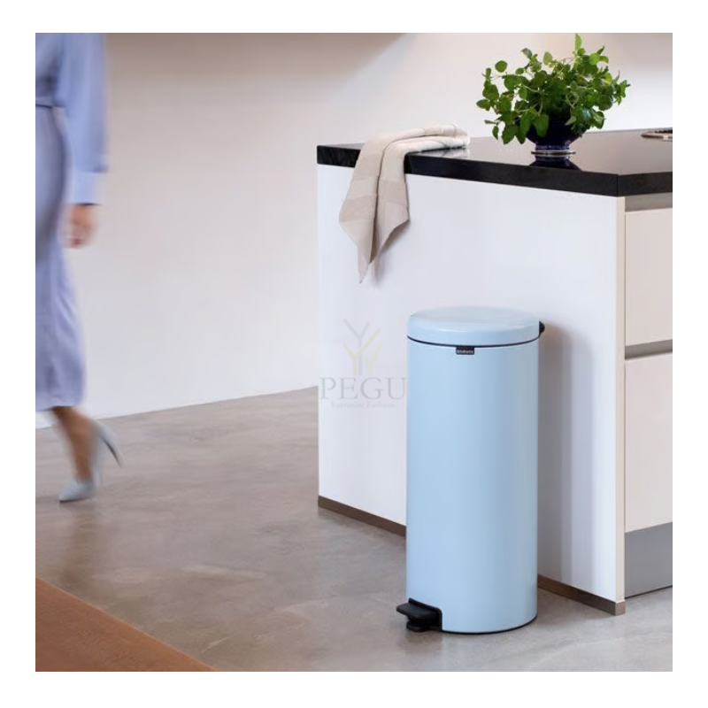 Newicon Brabantia pedaaliga prügikast 30l, vaikselt sulguva kaanega Dreamy Blue