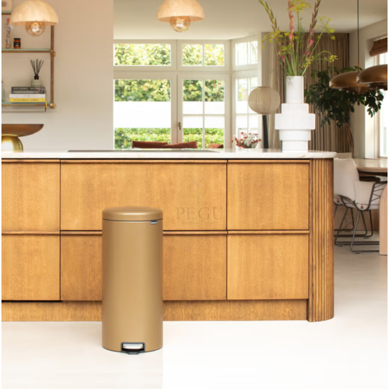 Newicon Brabantia pedaaliga prügikast 30l, vaikselt sulguva kaanega Warm Brass