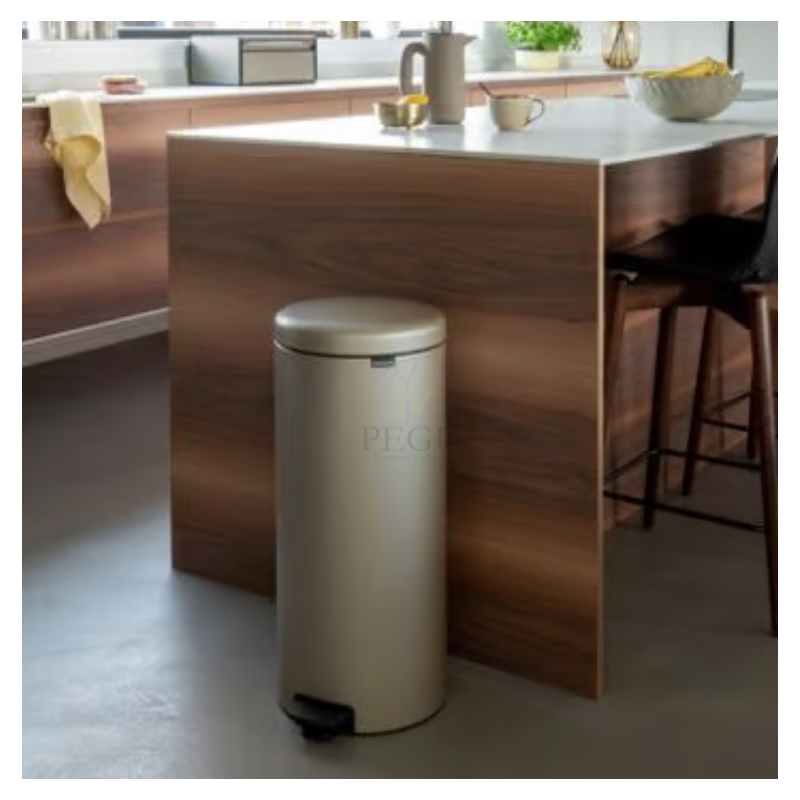 Newicon Brabantia pedaaliga prügikast 30l, vaikselt sulguva kaanega Metallic Gold