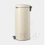 Brabantia prügikast Newicon 30L pedaaliga vaikselt sulguv soft Beige3.png